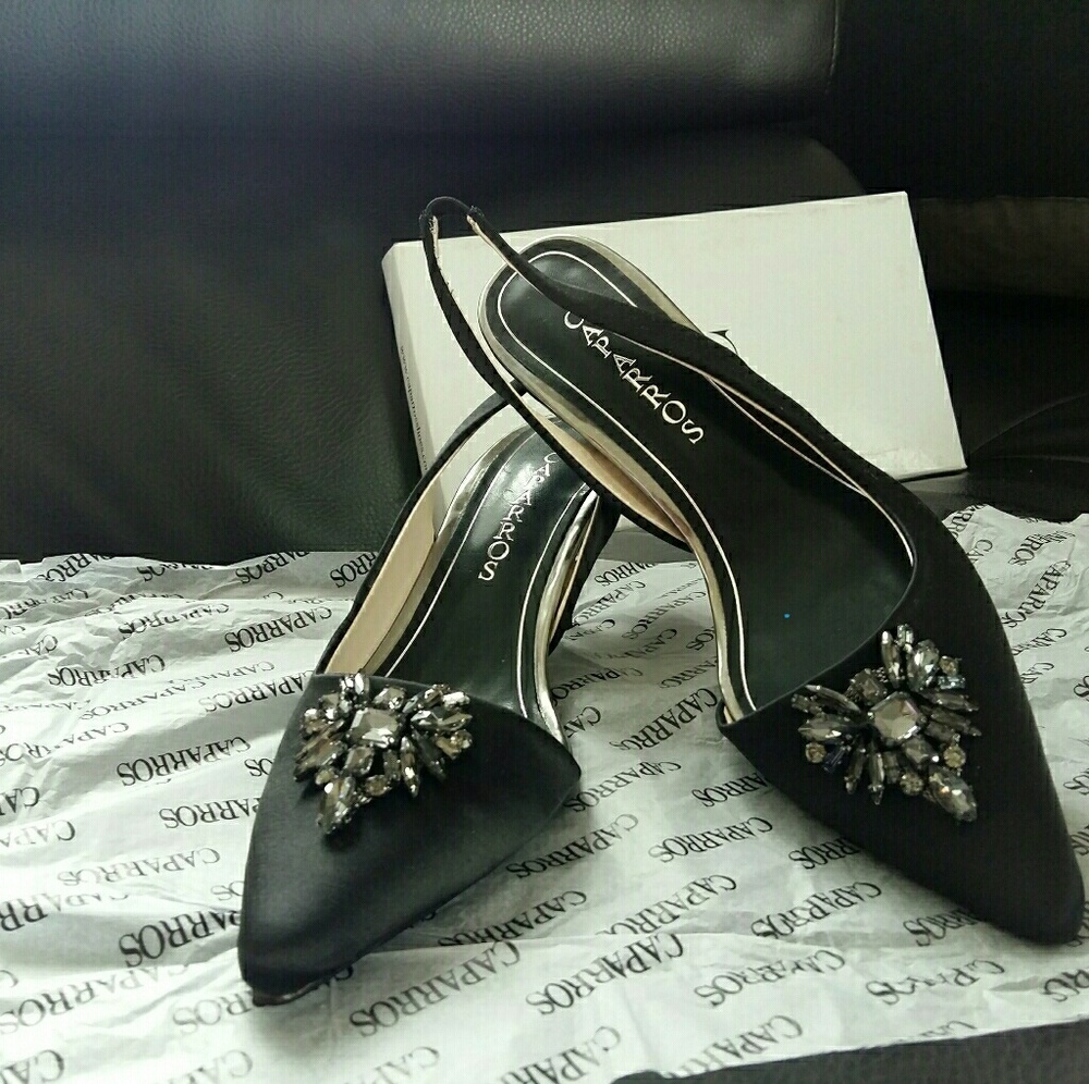 New clasic satin pumps Caparros